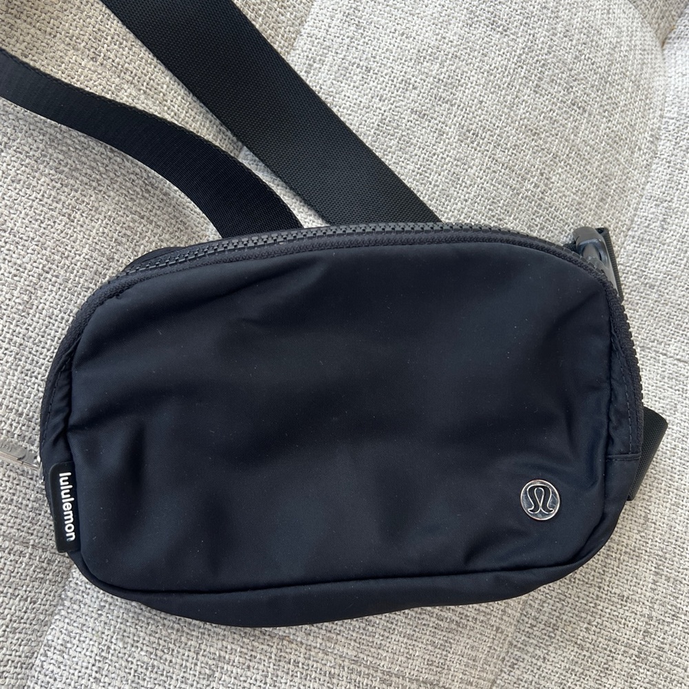 Black Lululemon Everywhere Belt Bag